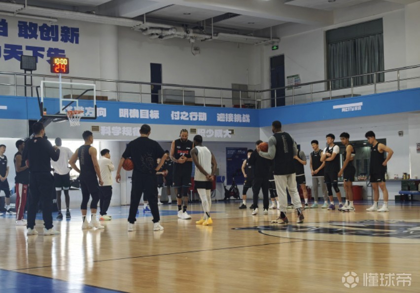 完成加盟北京后首次训练，麦基社媒晒图：与球队的首次合练！