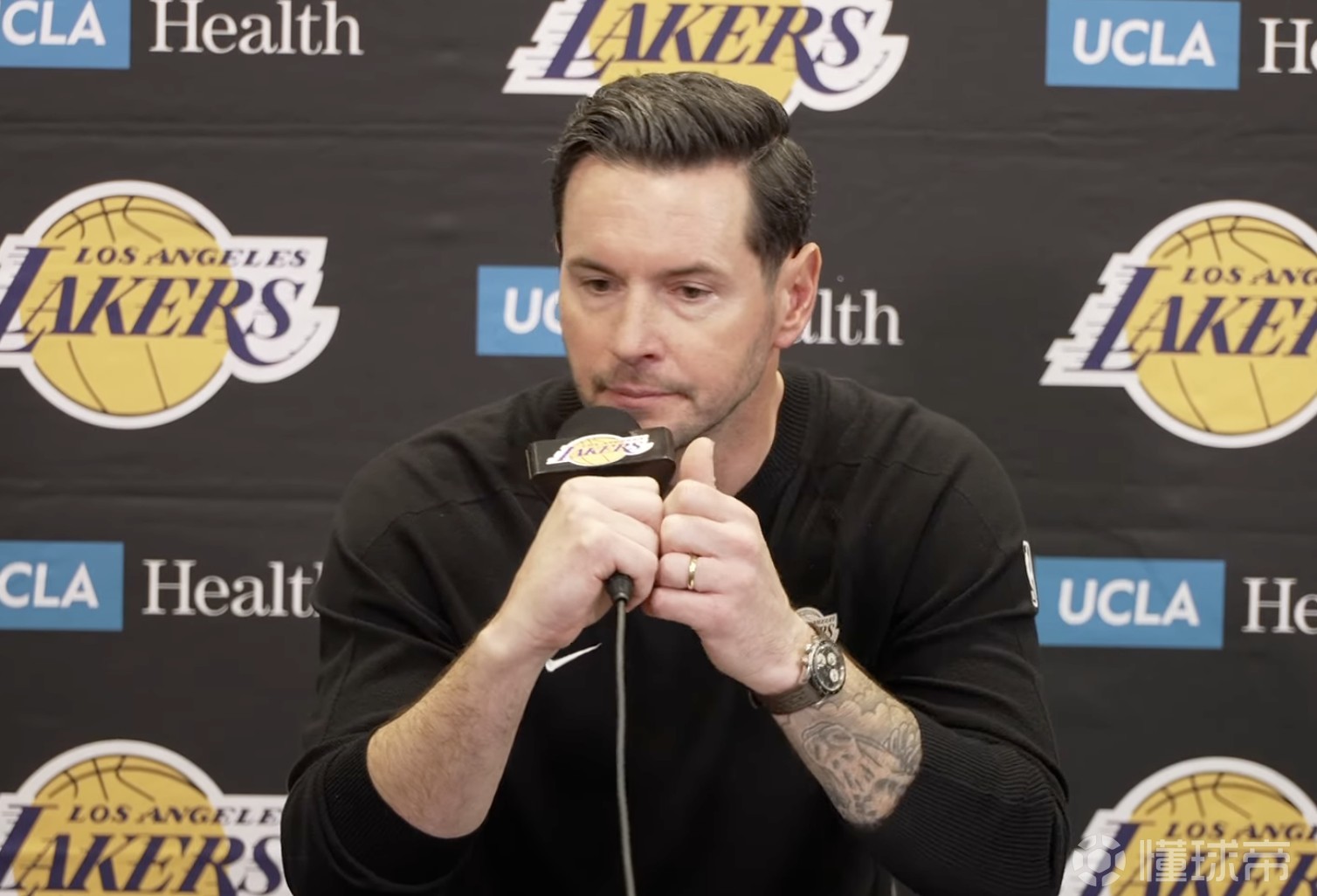 雷迪克：团队防守打出了牺牲精神，里夫斯今天攻防都很强硬